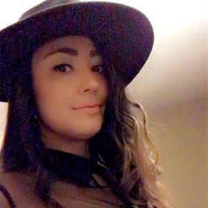 Meet your Posher, Yanira